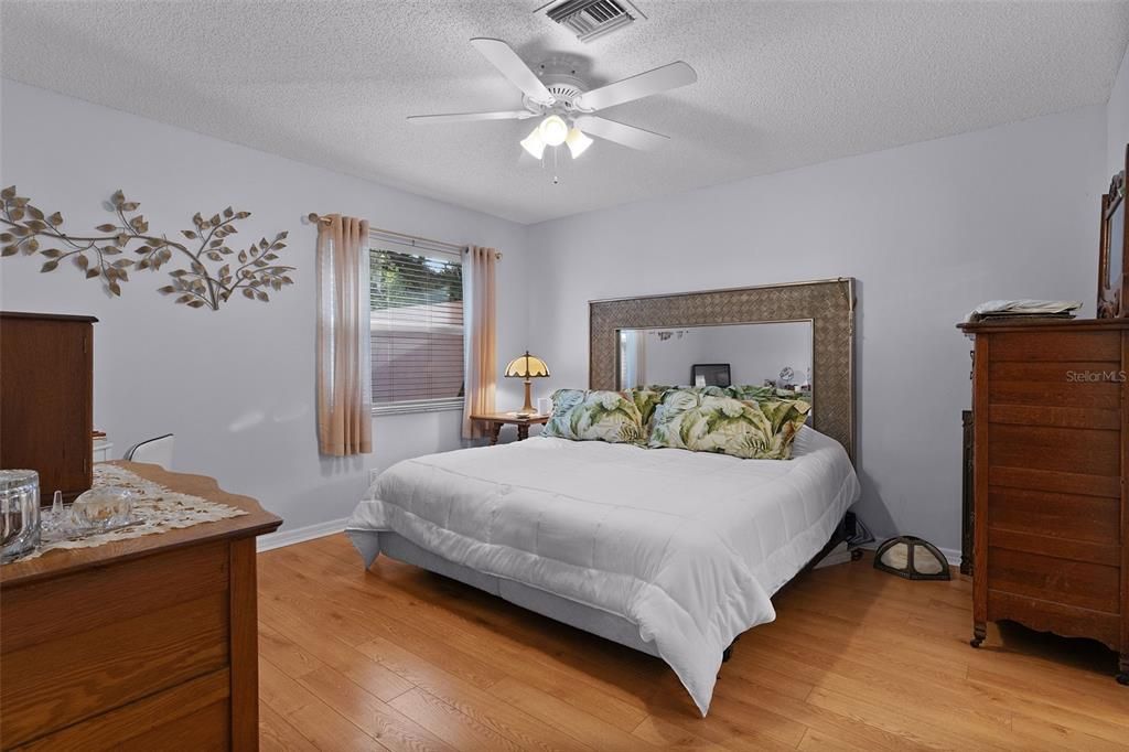 For Sale: $268,900 (2 beds, 2 baths, 1156 Square Feet)