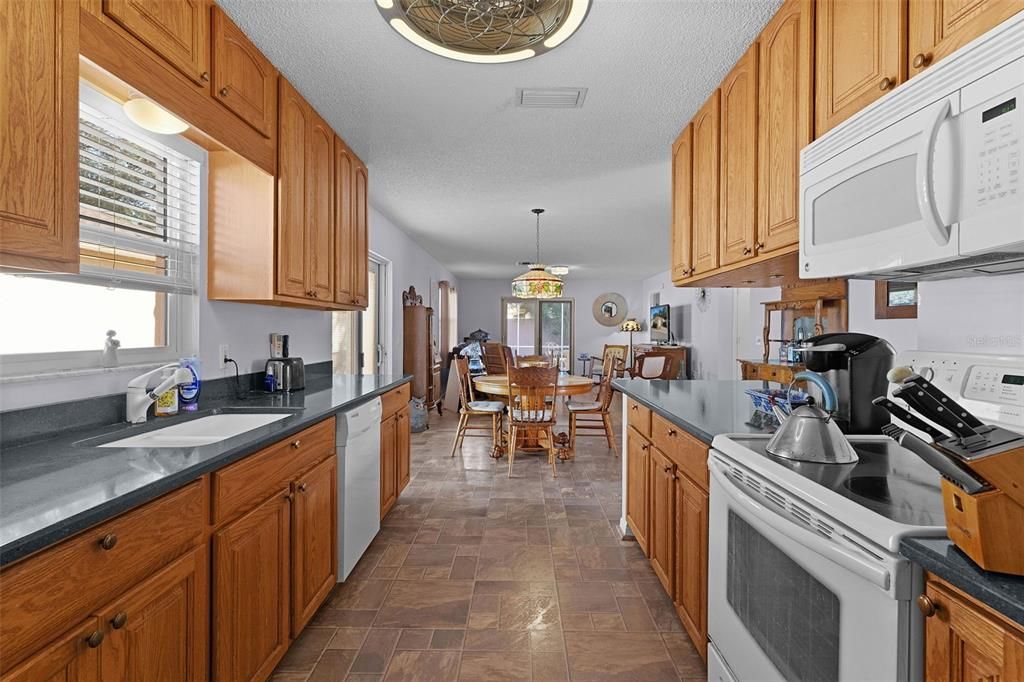 For Sale: $268,900 (2 beds, 2 baths, 1156 Square Feet)