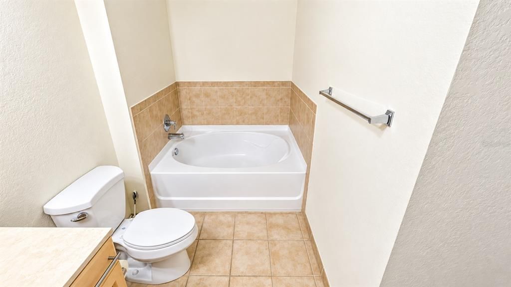 For Rent: $2,195 (2 beds, 2 baths, 1084 Square Feet)