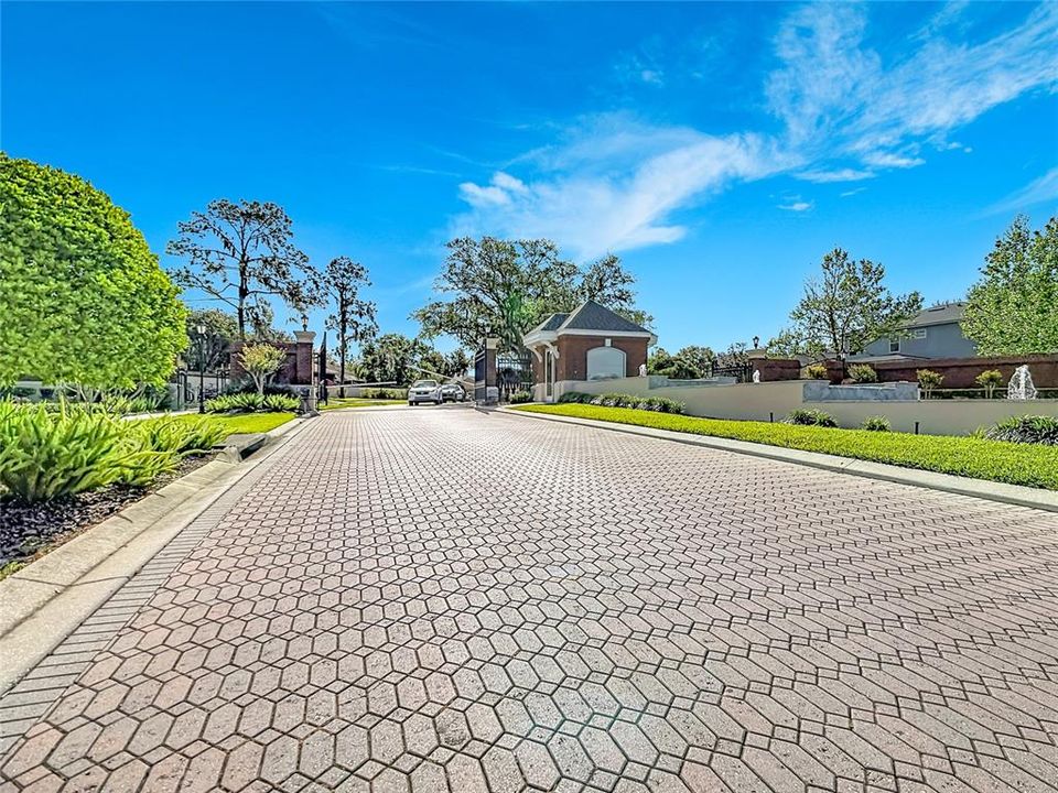 Activo con contrato: $606,900 (4 camas, 2 baños, 2495 Pies cuadrados)