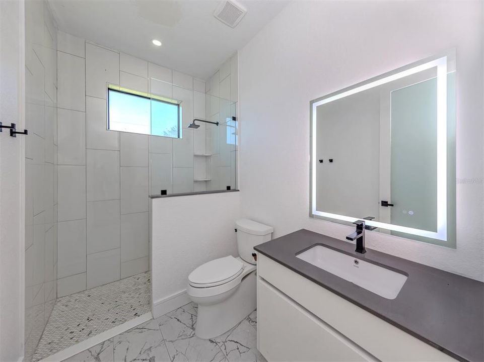 Activo con contrato: $369,900 (3 camas, 2 baños, 1558 Pies cuadrados)