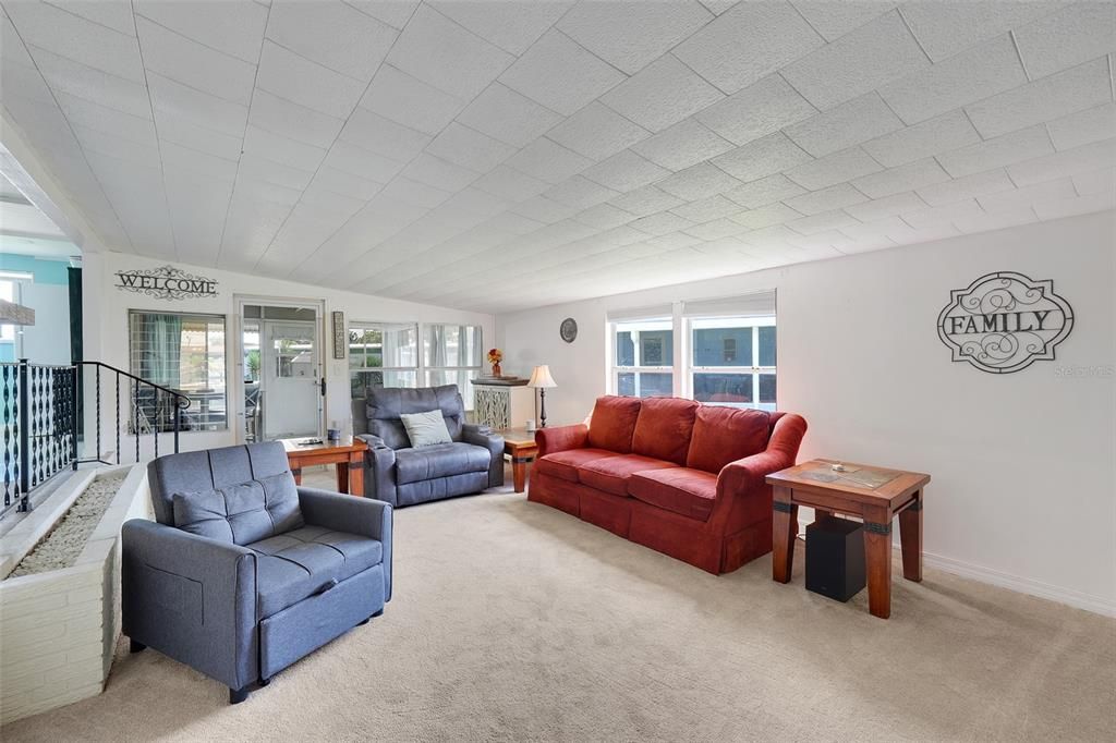 For Sale: $189,900 (2 beds, 1 baths, 1002 Square Feet)
