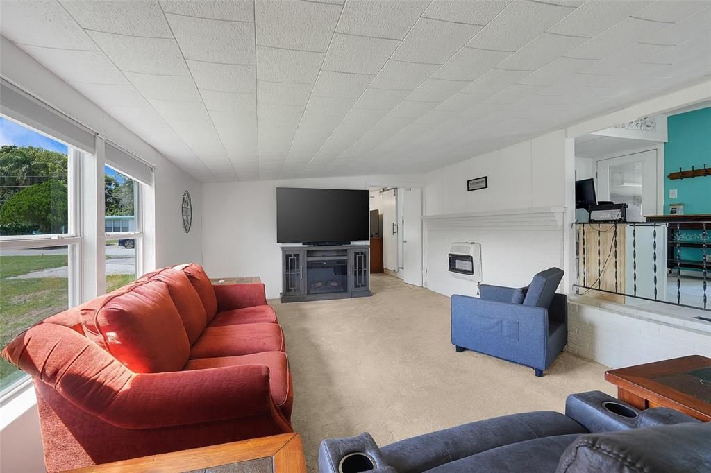 For Sale: $189,900 (2 beds, 1 baths, 1002 Square Feet)