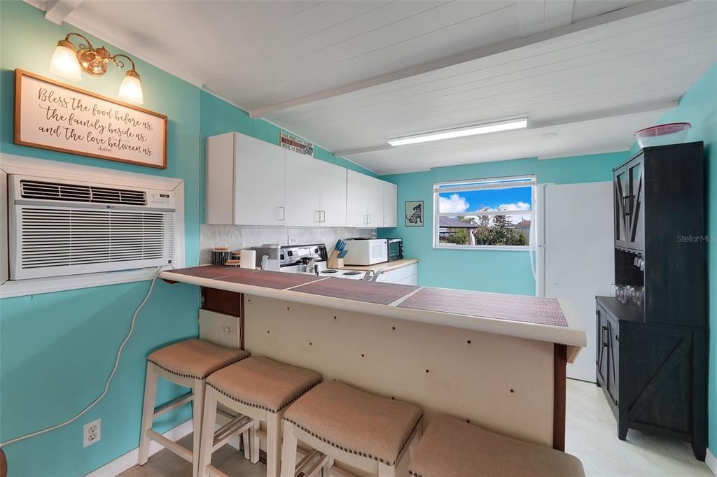For Sale: $189,900 (2 beds, 1 baths, 1002 Square Feet)