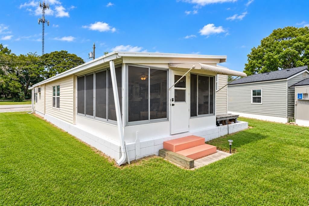 For Sale: $189,900 (2 beds, 1 baths, 1002 Square Feet)