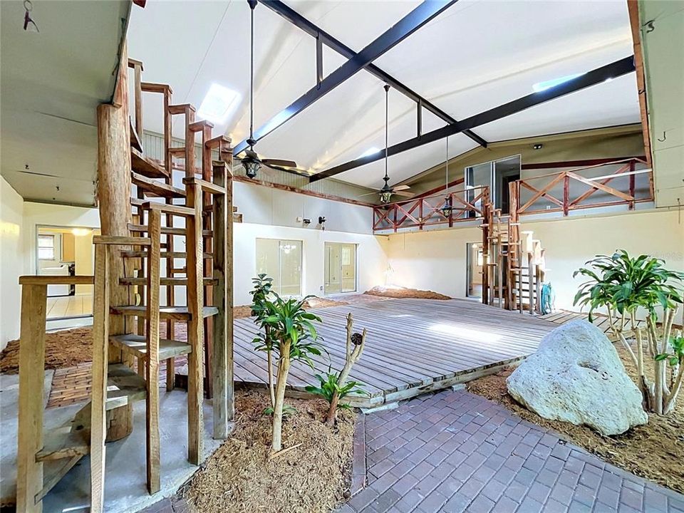 Activo con contrato: $499,000 (9 camas, 6 baños, 4140 Pies cuadrados)