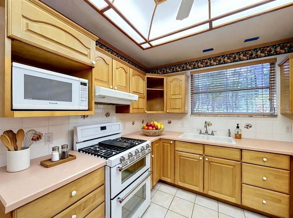 Activo con contrato: $499,000 (9 camas, 6 baños, 4140 Pies cuadrados)