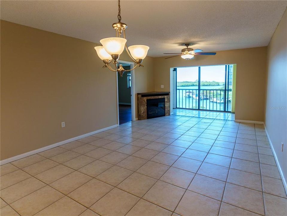 For Sale: $159,900 (2 beds, 2 baths, 1025 Square Feet)