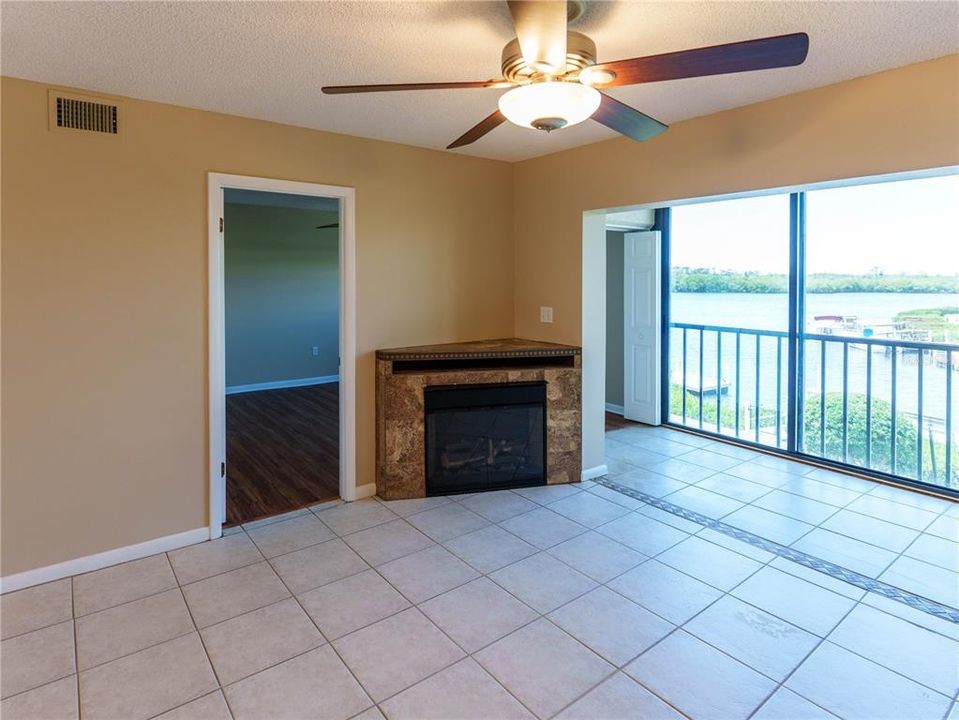 For Sale: $159,900 (2 beds, 2 baths, 1025 Square Feet)