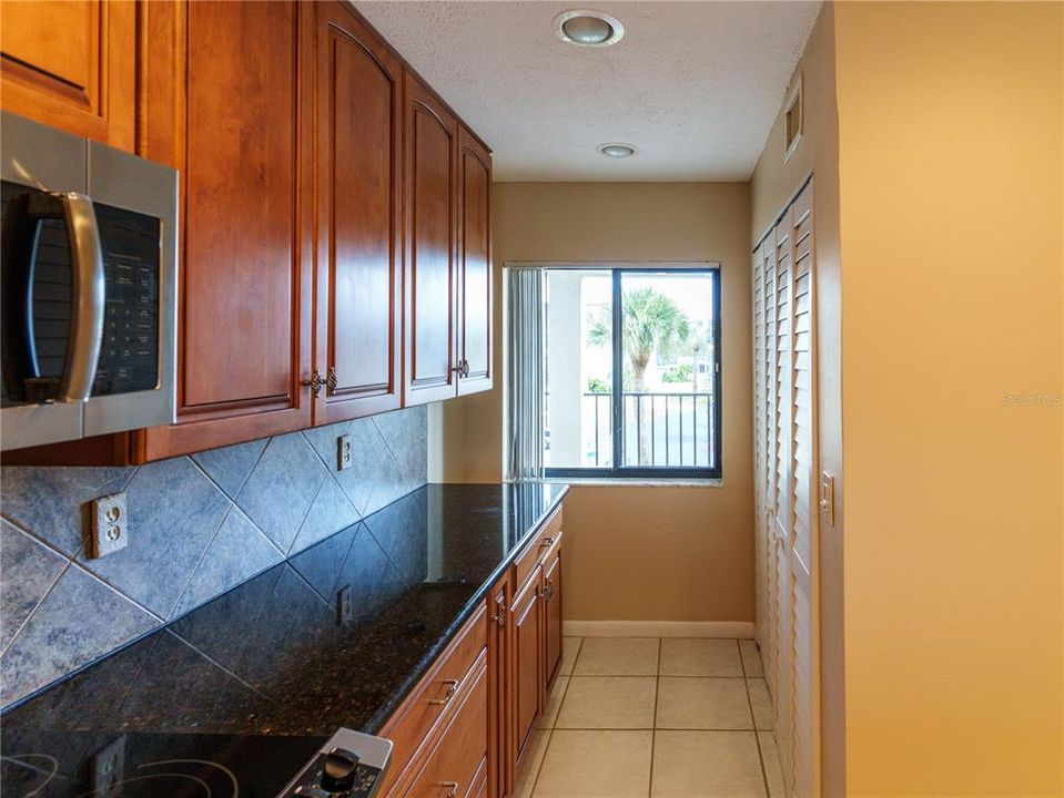For Sale: $159,900 (2 beds, 2 baths, 1025 Square Feet)