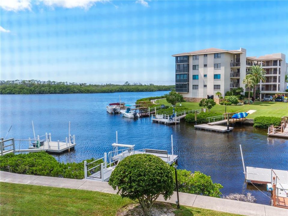 For Sale: $159,900 (2 beds, 2 baths, 1025 Square Feet)
