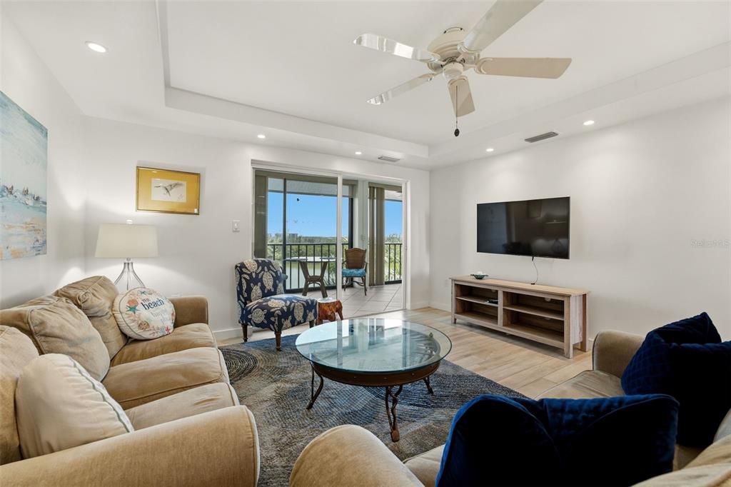 For Sale: $665,000 (2 beds, 2 baths, 1338 Square Feet)