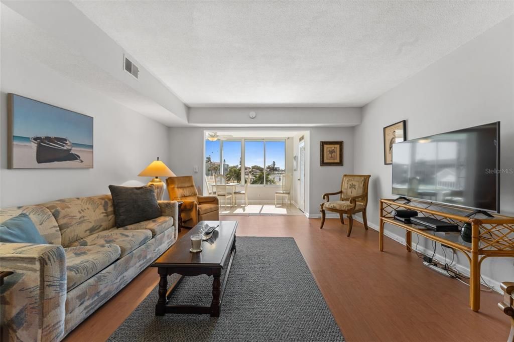 For Sale: $224,900 (2 beds, 2 baths, 1075 Square Feet)