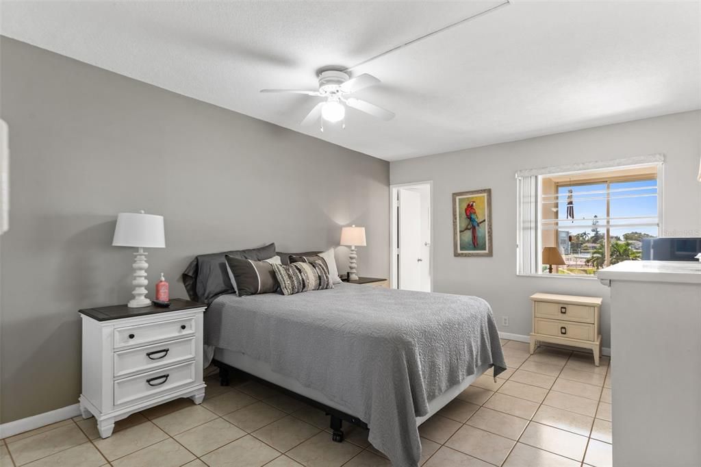 For Sale: $224,900 (2 beds, 2 baths, 1075 Square Feet)