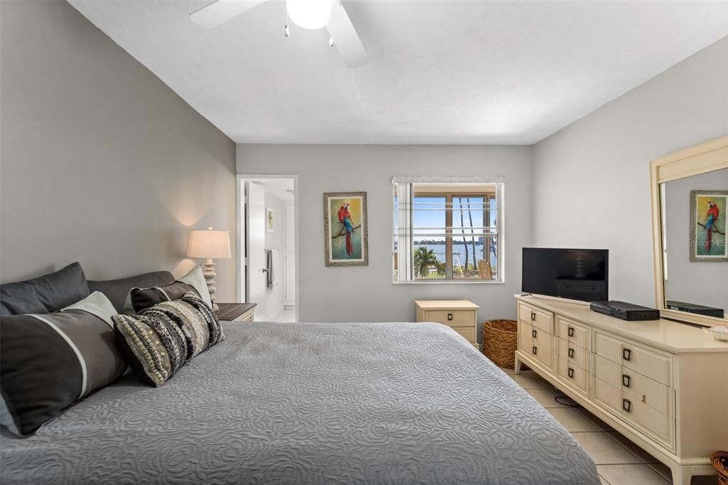 For Sale: $224,900 (2 beds, 2 baths, 1075 Square Feet)