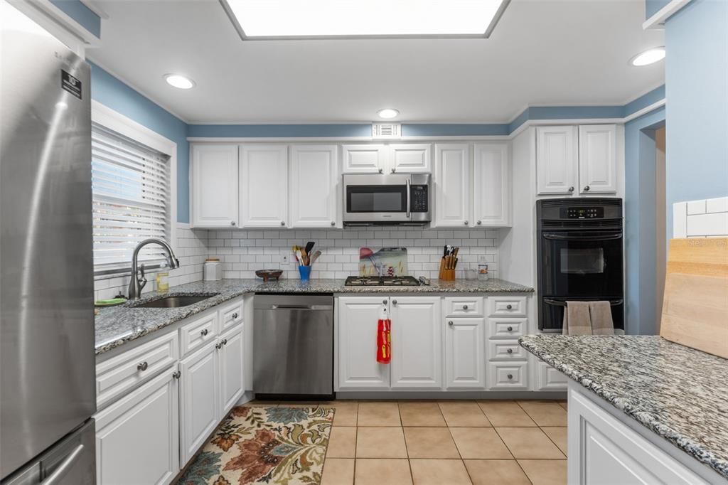 For Sale: $224,900 (2 beds, 2 baths, 1075 Square Feet)