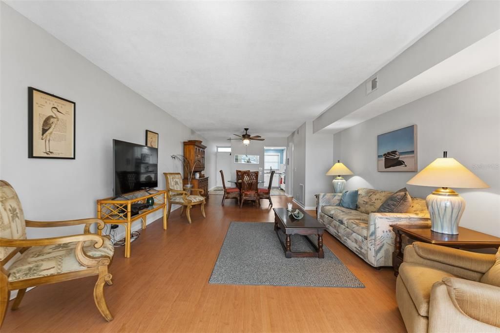 For Sale: $224,900 (2 beds, 2 baths, 1075 Square Feet)