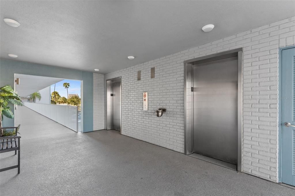 For Sale: $224,900 (2 beds, 2 baths, 1075 Square Feet)