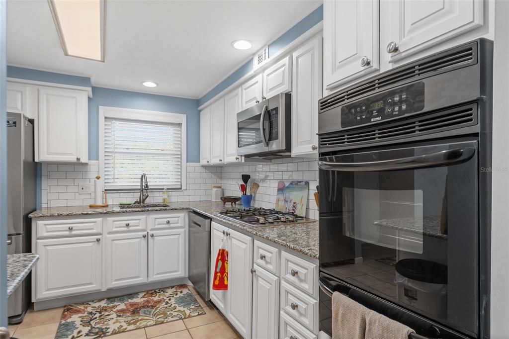 For Sale: $224,900 (2 beds, 2 baths, 1075 Square Feet)