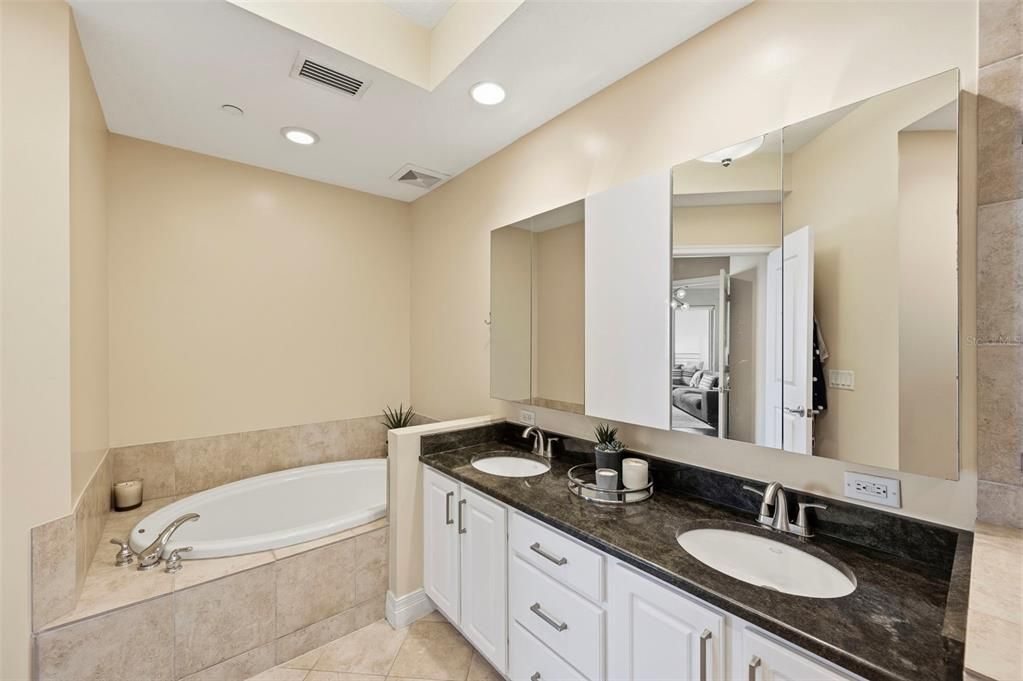 For Sale: $804,900 (2 beds, 2 baths, 1378 Square Feet)