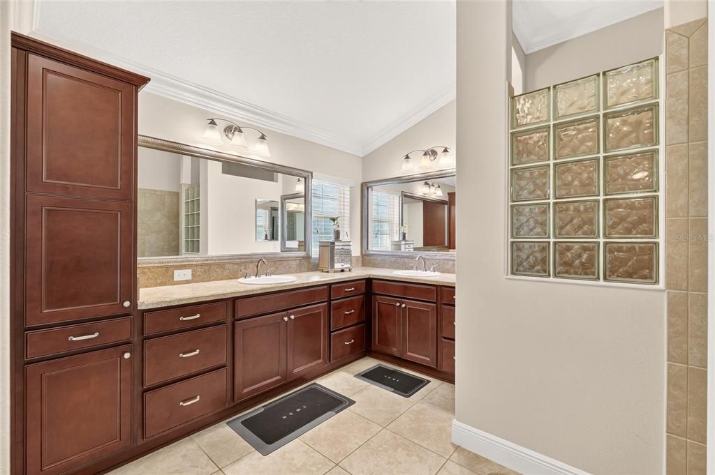 For Sale: $674,900 (3 beds, 2 baths, 1977 Square Feet)