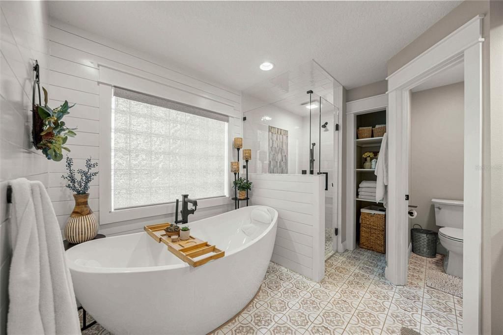 For Sale: $1,995,000 (3 beds, 2 baths, 2806 Square Feet)