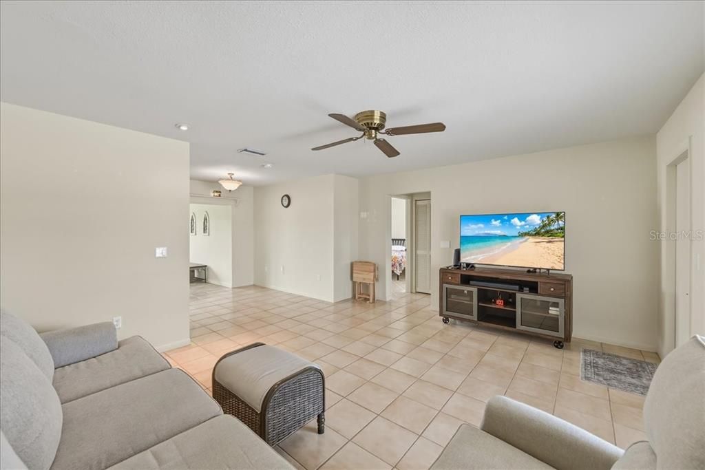 For Sale: $379,900 (2 beds, 2 baths, 1223 Square Feet)