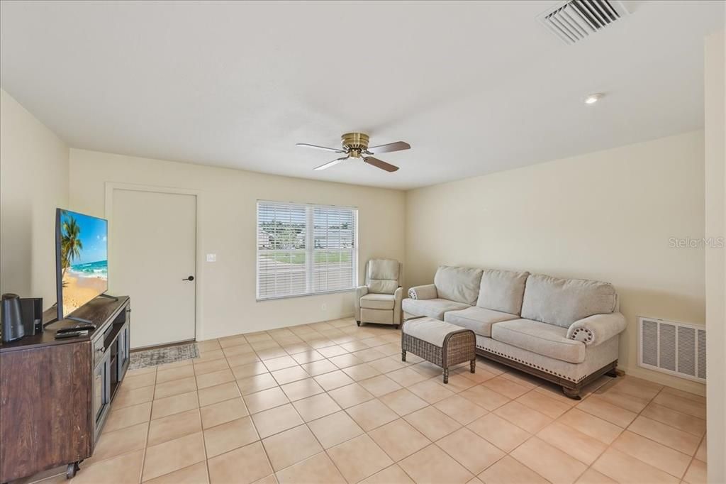 For Sale: $379,900 (2 beds, 2 baths, 1223 Square Feet)
