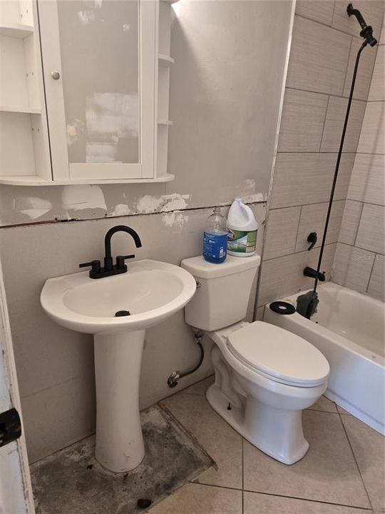 На продажу: $210,000 (4 спален, 2 ванн, 1741 Квадратных фут)
