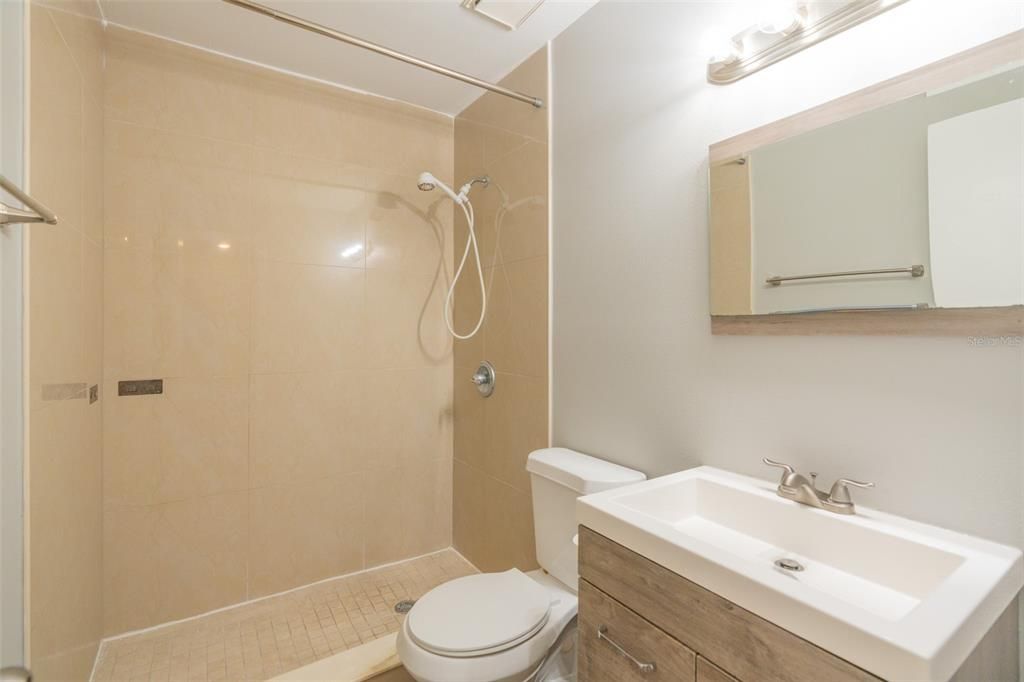 На продажу: $169,000 (2 спален, 2 ванн, 1230 Квадратных фут)
