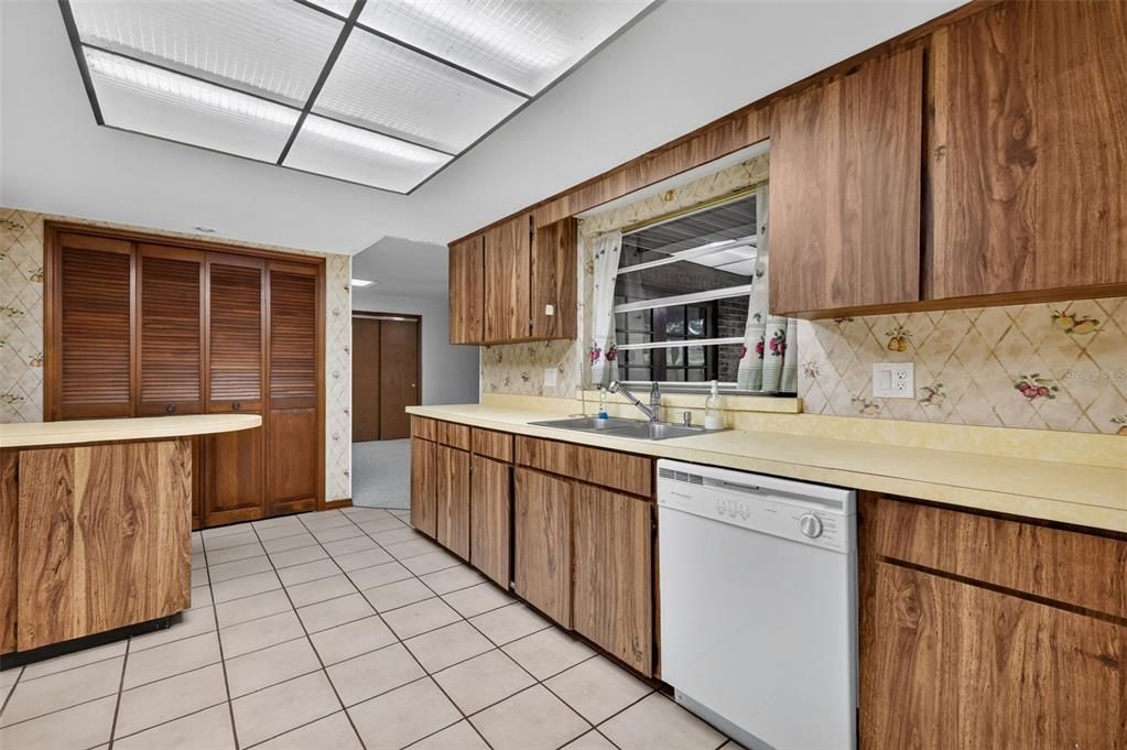 For Sale: $699,000 (4 beds, 2 baths, 1879 Square Feet)