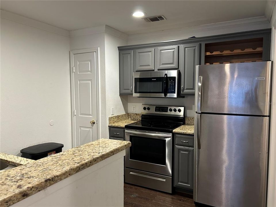 For Rent: $1,390 (1 beds, 1 baths, 865 Square Feet)