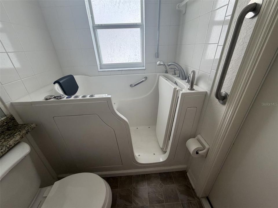 For Sale: $340,000 (3 beds, 2 baths, 1888 Square Feet)