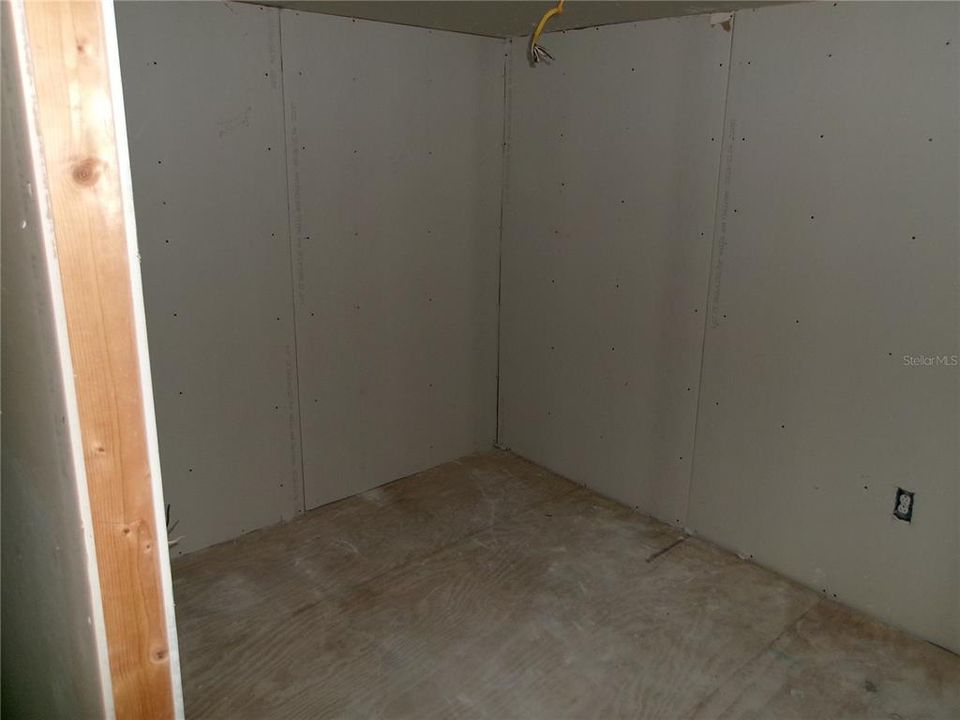 For Sale: $69,900 (2 beds, 1 baths, 672 Square Feet)