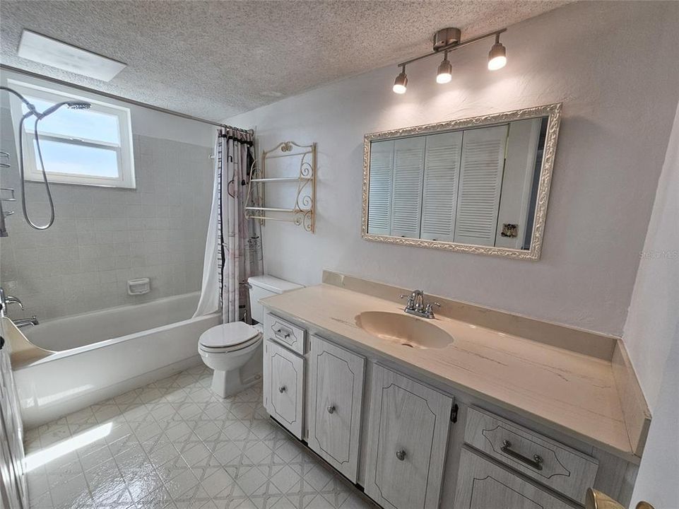 For Sale: $375,000 (3 beds, 2 baths, 1700 Square Feet)