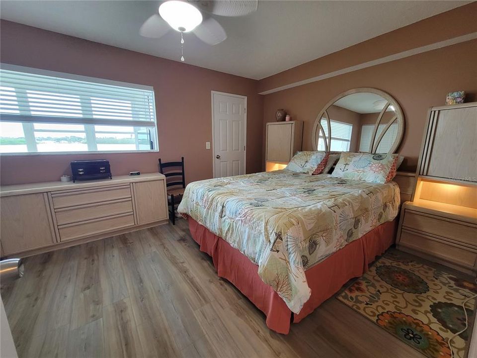 На продажу: $189,900 (2 спален, 1 ванн, 1120 Квадратных фут)