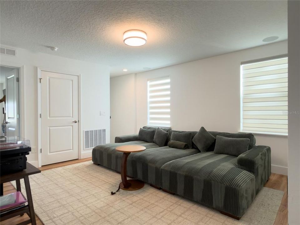 For Rent: $4,800 (5 beds, 5 baths, 2700 Square Feet)