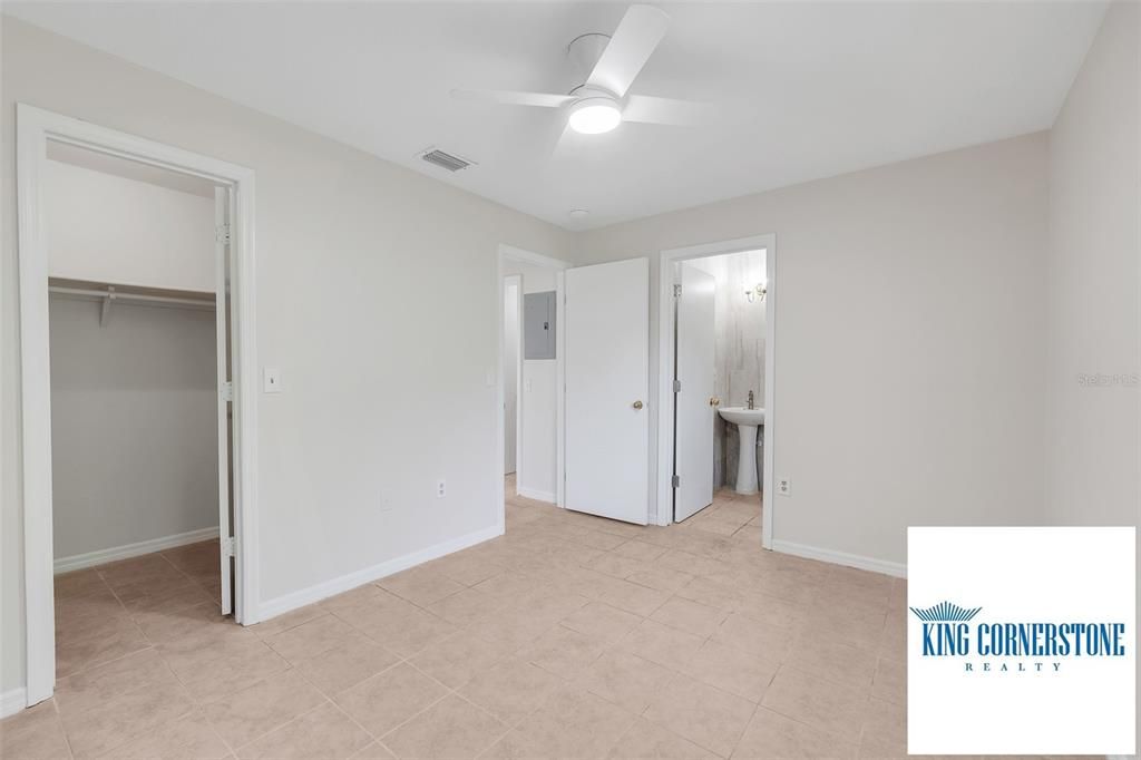 For Rent: $1,800 (2 beds, 2 baths, 870 Square Feet)