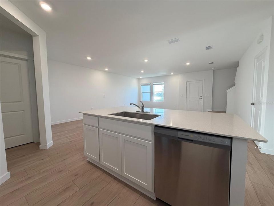 For Rent: $2,200 (3 beds, 2 baths, 1664 Square Feet)