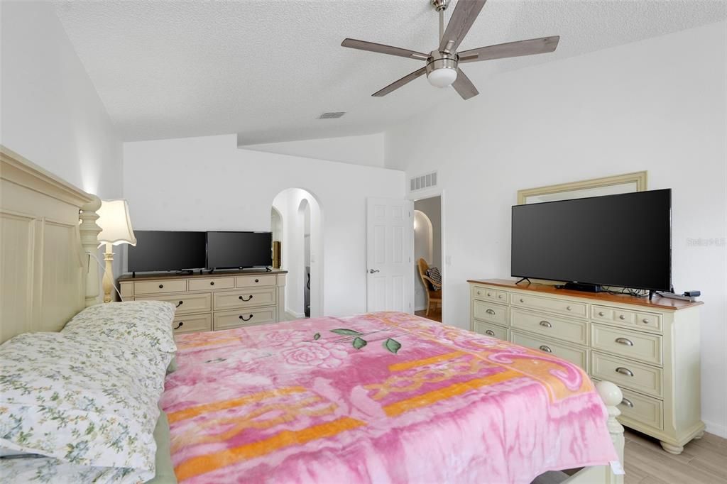 For Sale: $390,000 (4 beds, 2 baths, 2088 Square Feet)