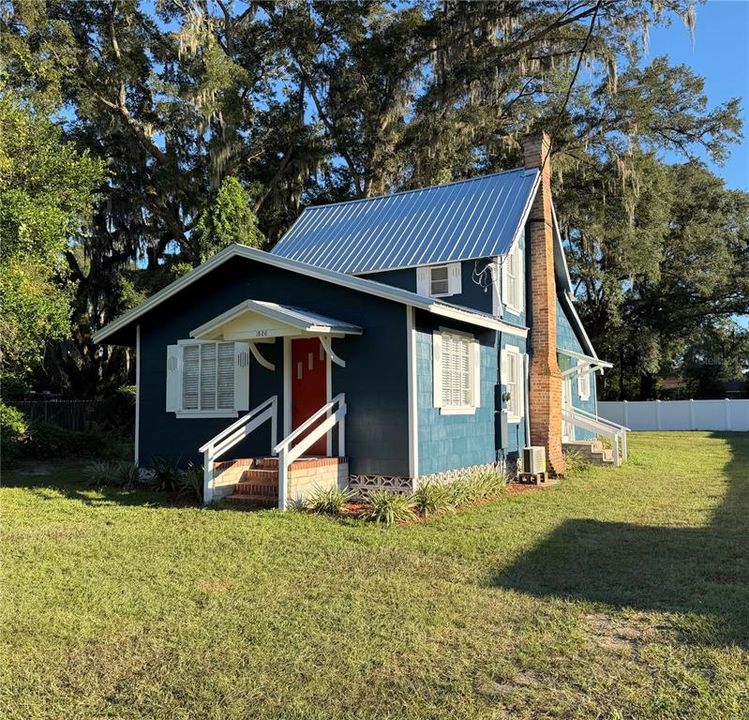 For Sale: $239,000 (2 beds, 1 baths, 1084 Square Feet)
