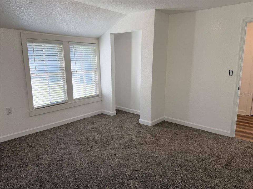For Sale: $239,000 (2 beds, 1 baths, 1084 Square Feet)