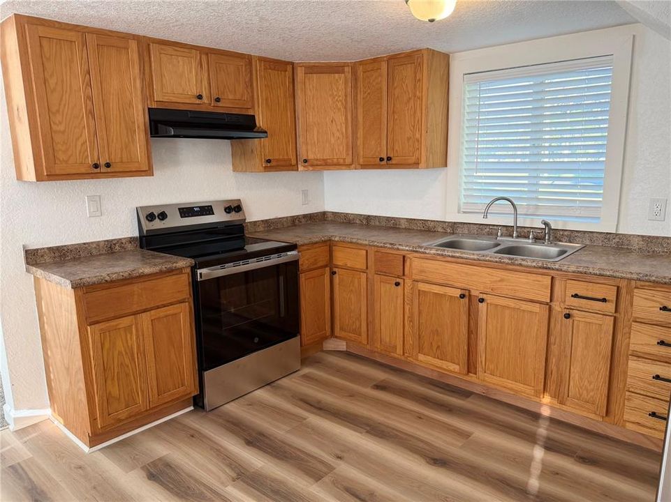 For Sale: $239,000 (2 beds, 1 baths, 1084 Square Feet)