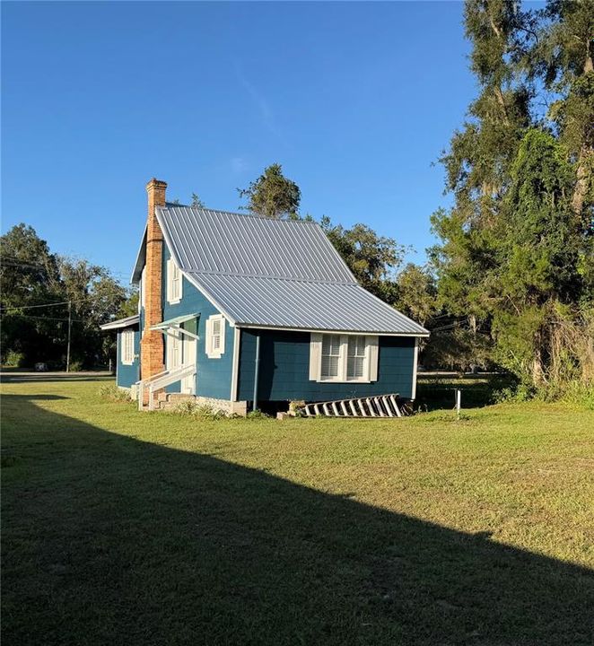 For Sale: $239,000 (2 beds, 1 baths, 1084 Square Feet)