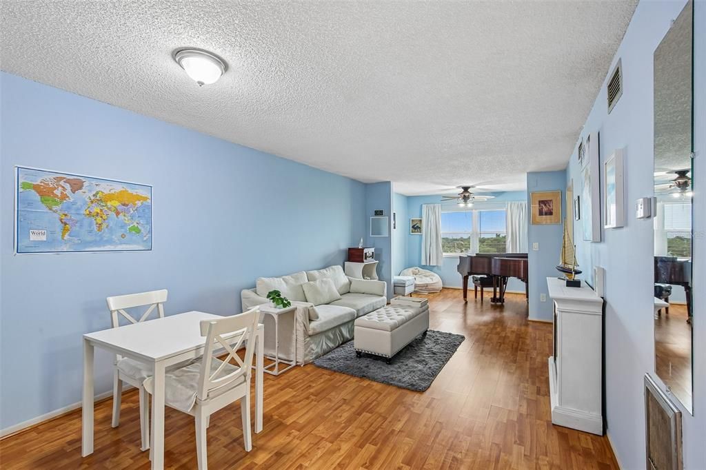 For Sale: $119,900 (2 beds, 2 baths, 800 Square Feet)