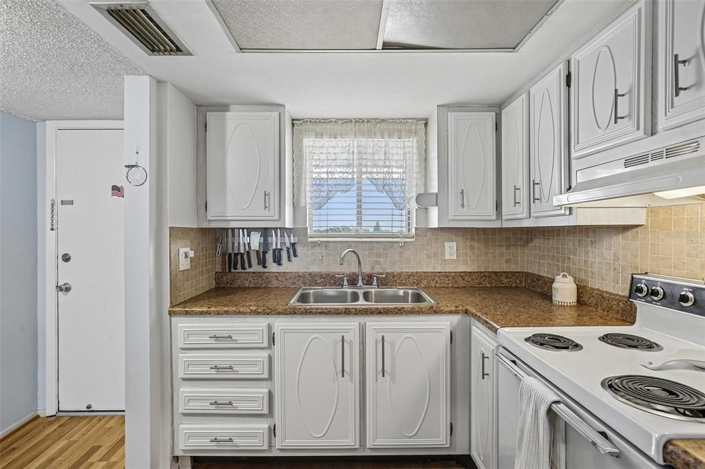 For Sale: $119,900 (2 beds, 2 baths, 800 Square Feet)
