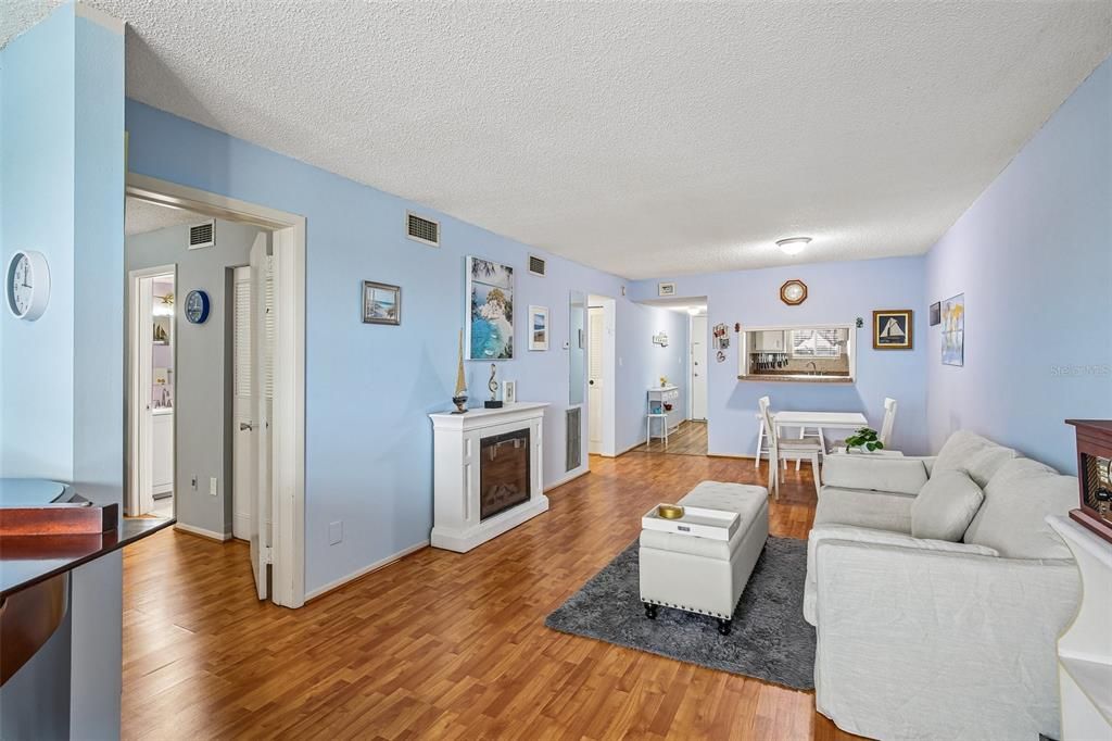 For Sale: $119,900 (2 beds, 2 baths, 800 Square Feet)
