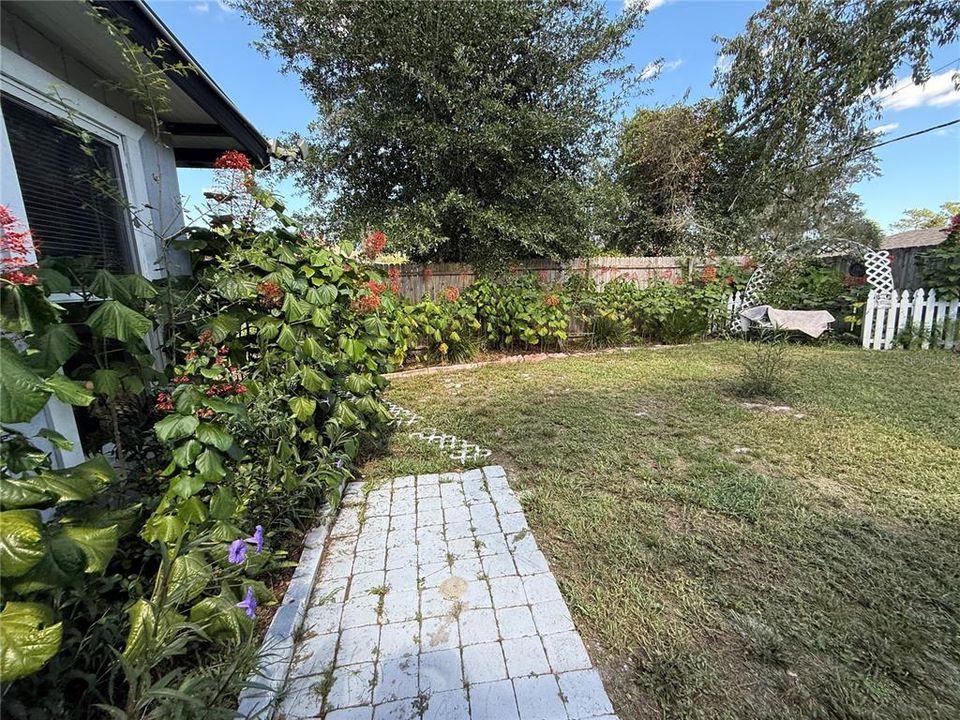 For Sale: $357,000 (2 beds, 2 baths, 1800 Square Feet)