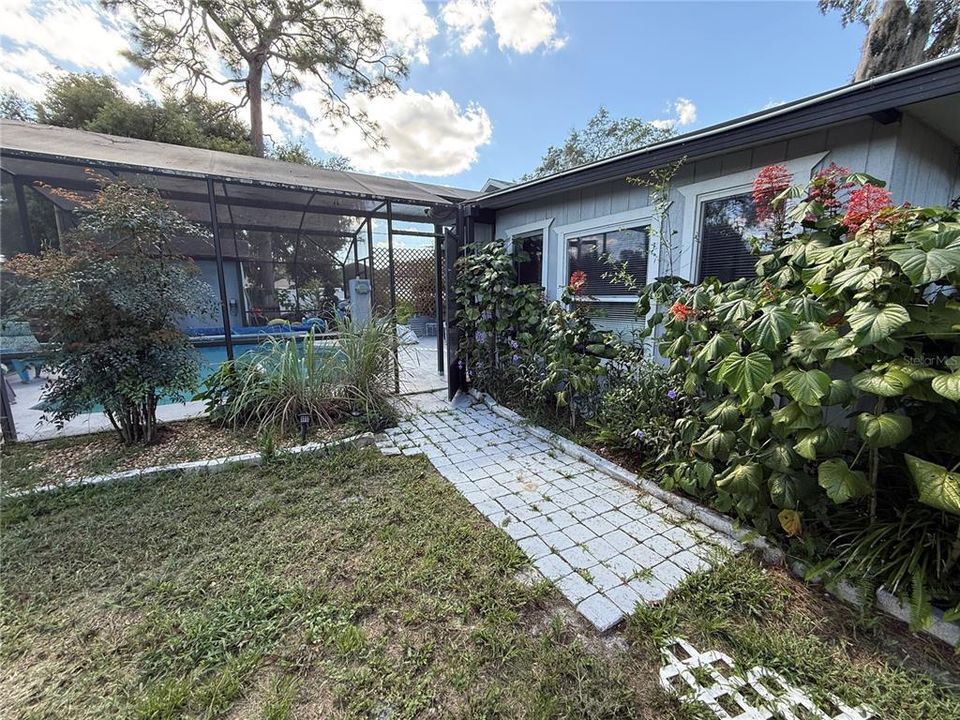 For Sale: $357,000 (2 beds, 2 baths, 1800 Square Feet)