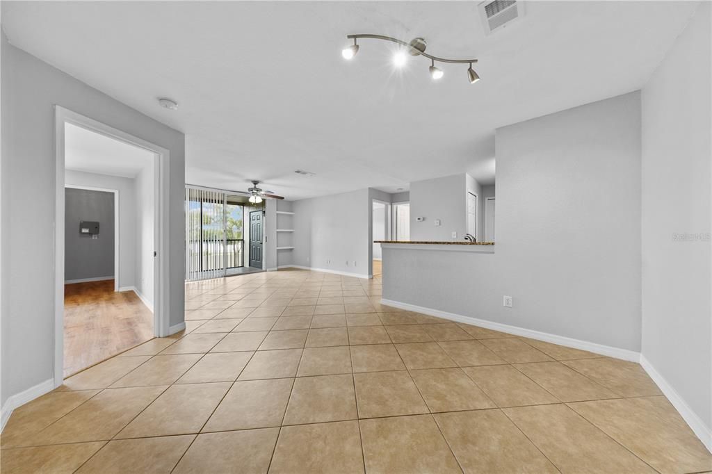 For Sale: $210,000 (2 beds, 2 baths, 1003 Square Feet)